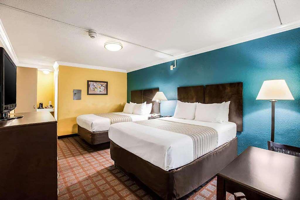 Super 8 By Wyndham Meadowlands Hotel 2*