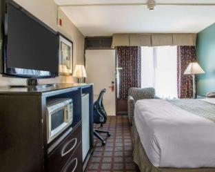 Super 8 By Wyndham Meadowlands Hotel