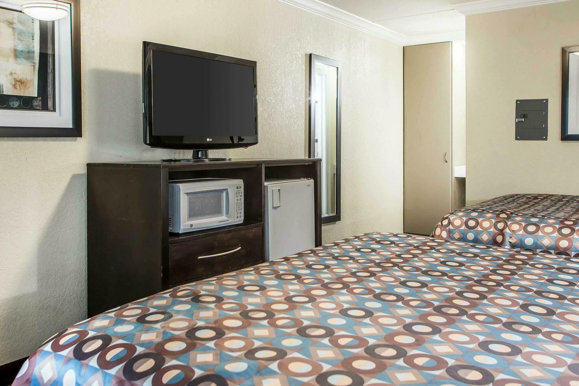 Hotel Super 8 By Wyndham Meadowlands 2*
